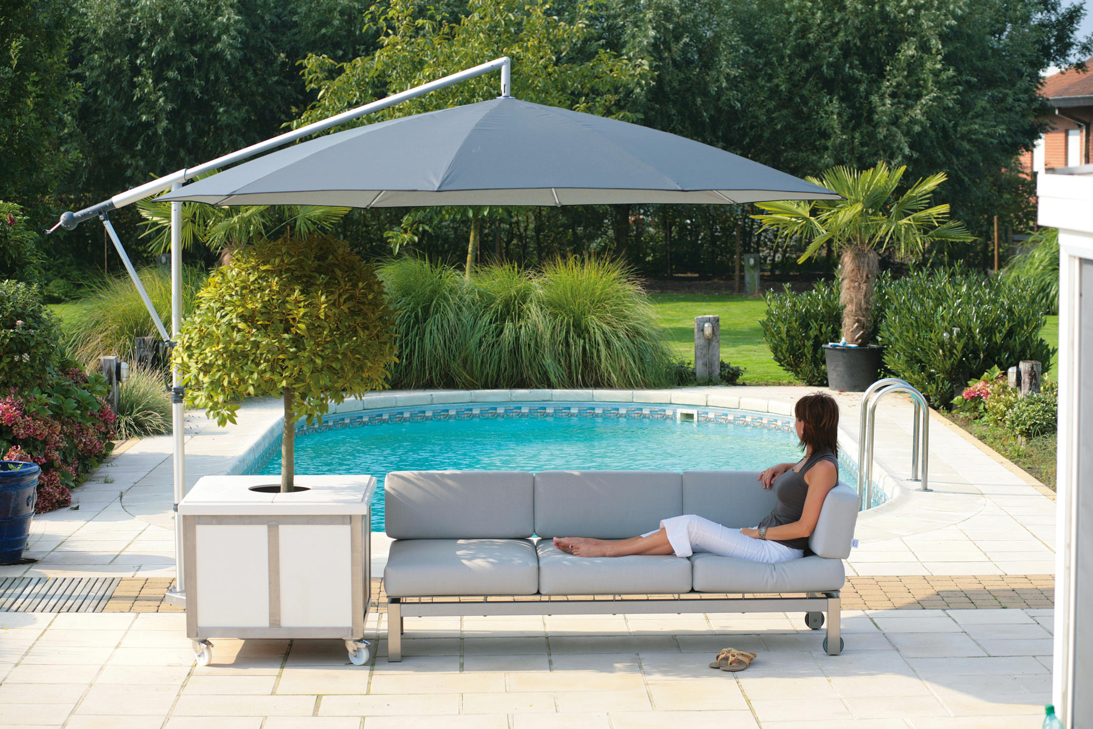 Parasol cantilever MEZZO rond sans volant gris Parasol cantilever en gris sur la terrasse